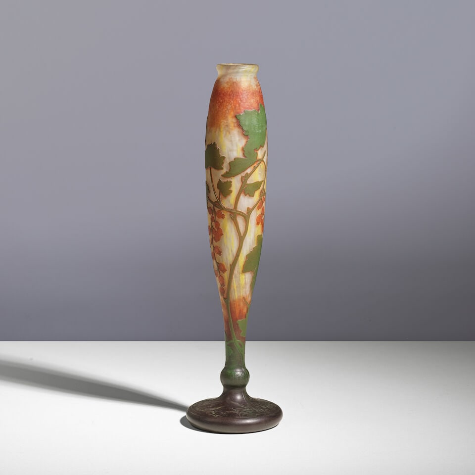 DAUM Nancy Vase de forme fuselée: DAUM Nancy Vase de forme fuselée Signé à l'écusson Verre multicouche dégagé à l'acide à décor tournant de groseilles sur fond partiellement martelé H: