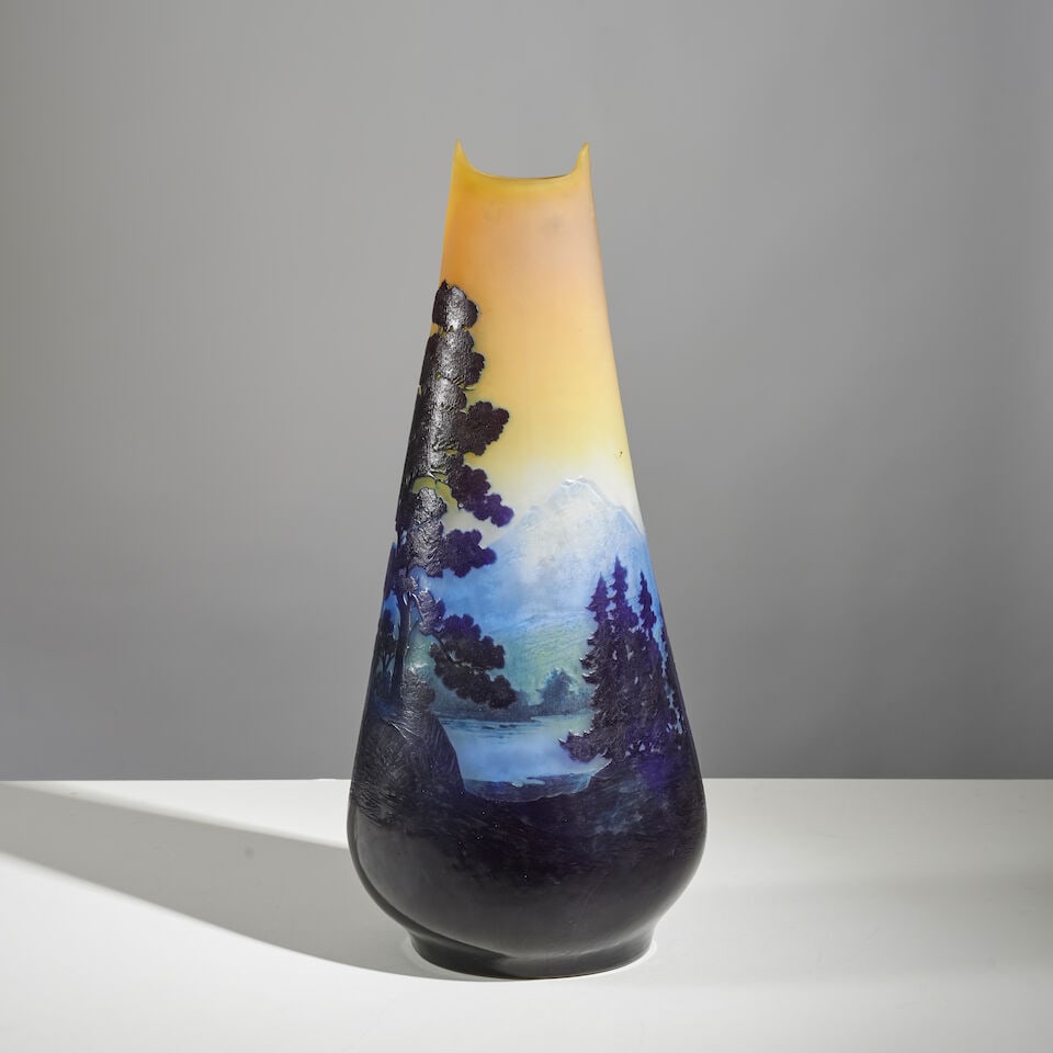 ÉTABLISSEMENTS GALLÉ (1904-1936) Vase à deux pointes étirées à chaud: ÉTABLISSEMENTS GALLÉ (1904-1936) Vase à deux pointes étirées à chaud Signé 'Gallé' Verre multicouche dégagé à l'acide à décor tournant