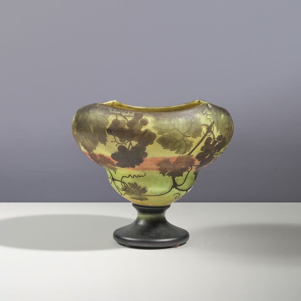 DAUM Nancy Importante coupe sur piédouche à quatre pointes étirées à chaud: DAUM Nancy Importante coupe sur piédouche à quatre pointes étirées à chaud Signée à l'écusson Verre multicouche dégagé à l'acide à déco