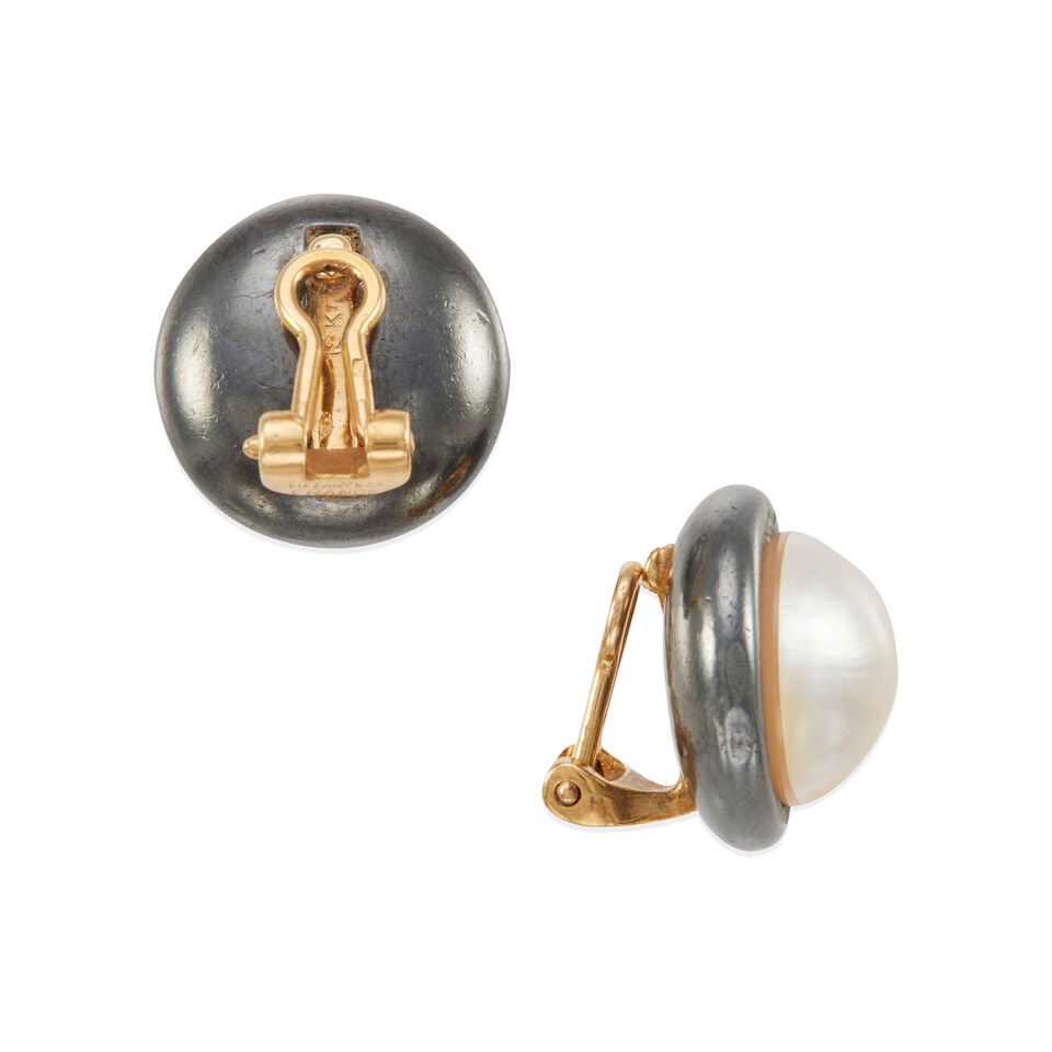 TIFFANY & CO.: 18K GOLD, HEMATITE, AND MABE' CULTURED PEARL EAR CLIPS - 2