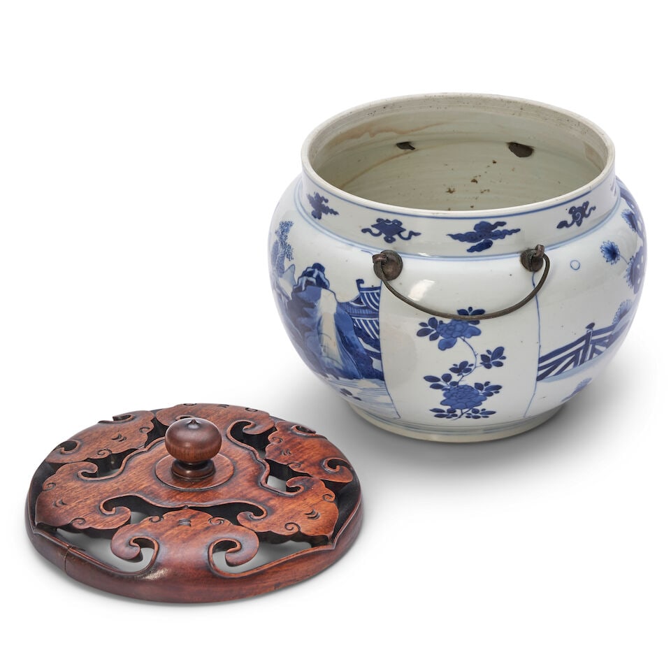 A BLUE AND WHITE POT WITH CARVED WOOD COVER Kangxi - 2