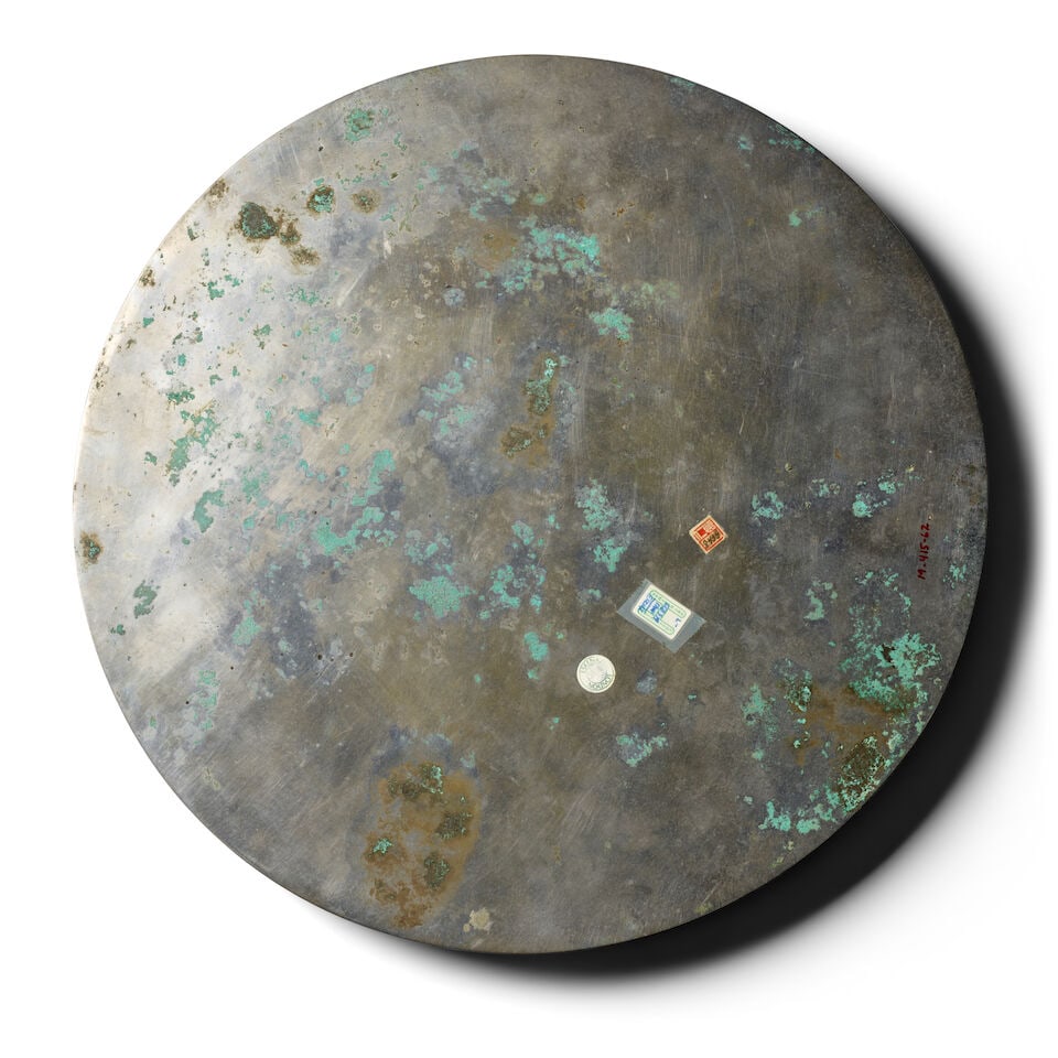 A LARGE TANG-STYLE 'LION AND GRAPEVINE' BRONZE MIRROR - 2