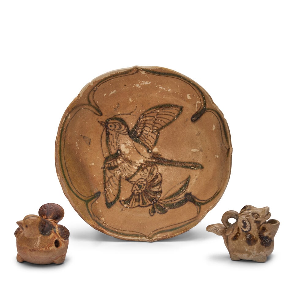 A CHANGSHA PETAL-LOBED 'BIRD' DISH AND TWO ANIMAL-FORM TOYS Tang Dynasty (3): A CHANGSHA PETAL-LOBED 'BIRD' DISH AND TWO ANIMAL-FORM TOYS Tang Dynasty Dish 6 1/4in (15.9cm) diam (3). Footnotes: 唐 長沙窯雀鳥紋盤 暨