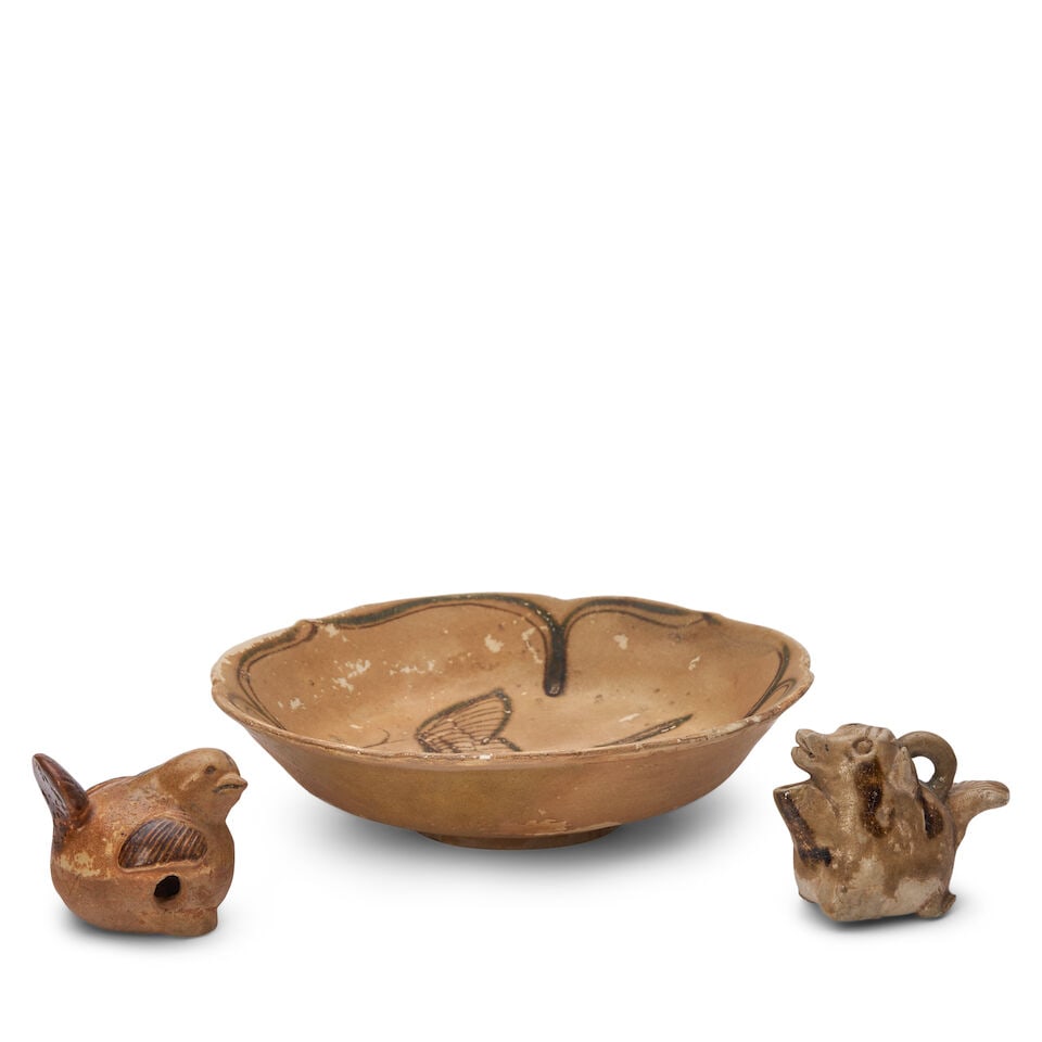 A CHANGSHA PETAL-LOBED 'BIRD' DISH AND TWO ANIMAL-FORM TOYS Tang Dynasty (3) - 2