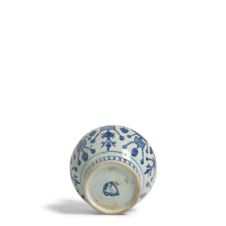 A MING BLUE AND WHITE 'PENDANT TRIGRAM' GLOBULAR BOTTLE VASE Jiajing - 2