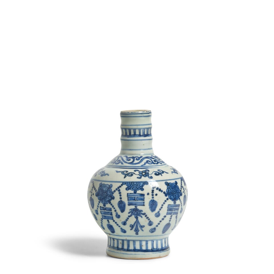 A MING BLUE AND WHITE 'PENDANT TRIGRAM' GLOBULAR BOTTLE VASE Jiajing - 4