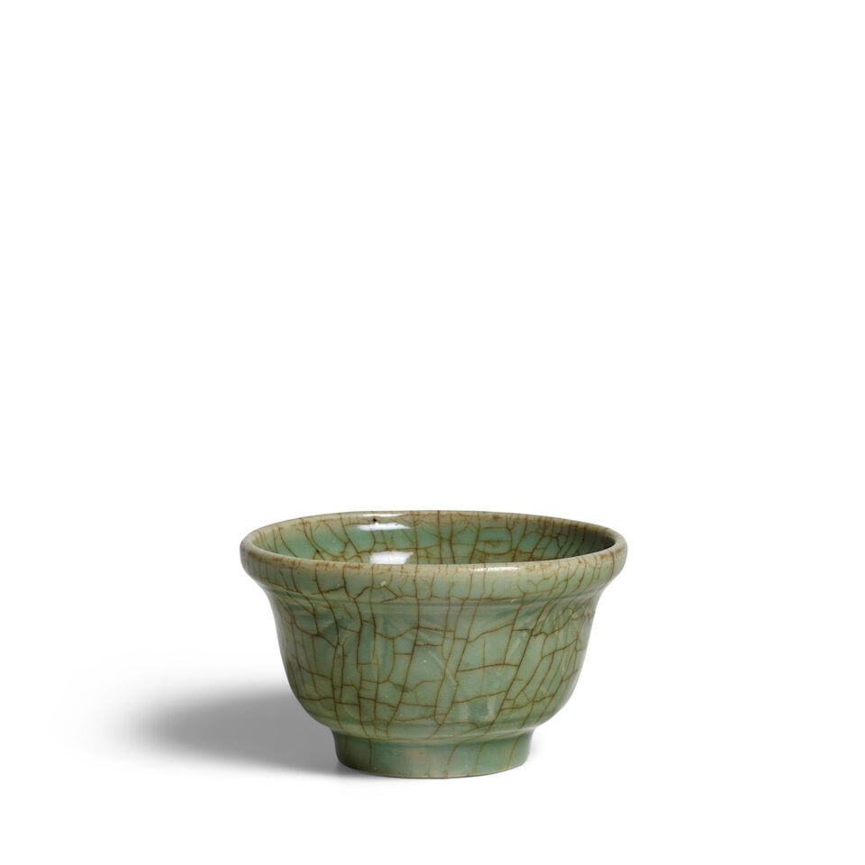 A LONGQUAN CELADON CRACKLE-GLAZED DEEP BOWL Yuan/Ming Dynasty (1 of 3)