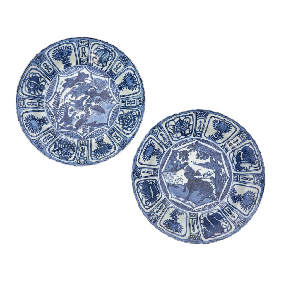 A PAIR OF LARGE BLUE AND WHITE FOLIATE RIM 'KRAAK' DISHES Wanli (2): A PAIR OF LARGE BLUE AND WHITE FOLIATE RIM 'KRAAK' DISHES Wanli 12 3/8in (31.5cm) diam (2). Footnotes: 明萬曆 青花菱口克拉克瓷盤