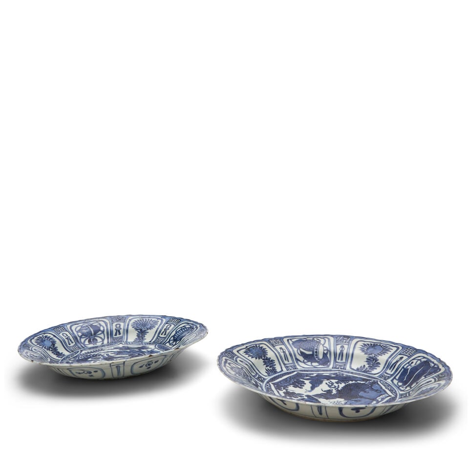 A PAIR OF LARGE BLUE AND WHITE FOLIATE RIM 'KRAAK' DISHES Wanli (2) - 2