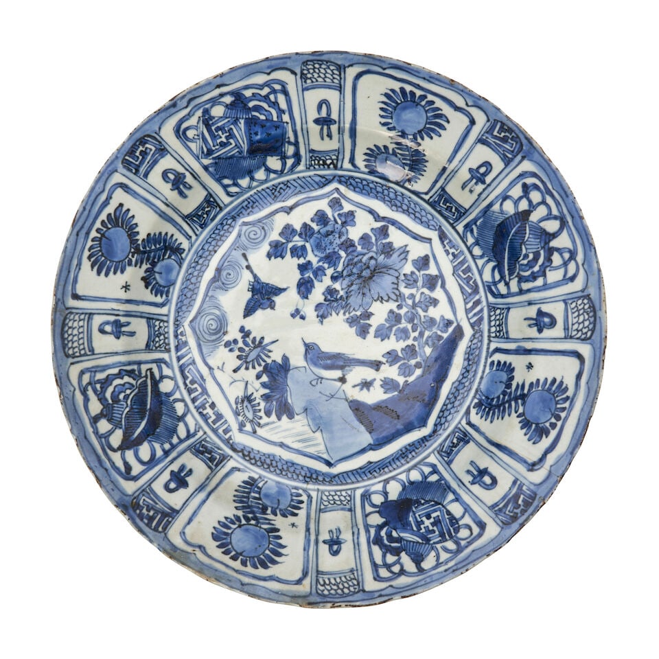A LARGE BLUE AND WHITE 'KRAAK' DISH Late Ming Dynasty (1 of 2)