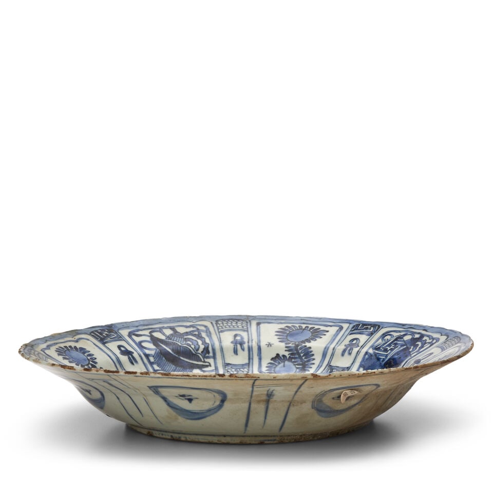 A LARGE BLUE AND WHITE 'KRAAK' DISH Late Ming Dynasty - 2