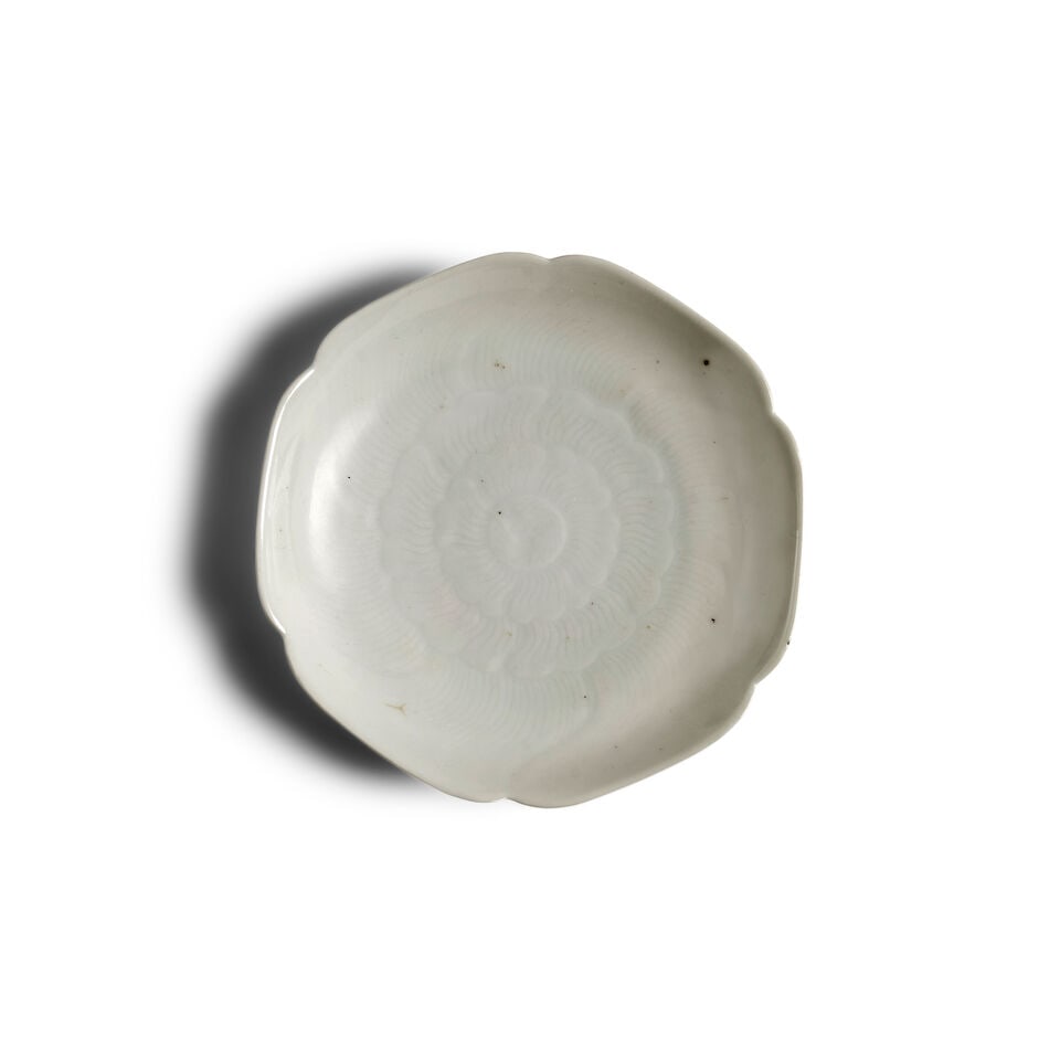 A WHITE-GLAZED ANHUA-DECORATED 'MALLOW' SAUCER 18th century: A WHITE-GLAZED ANHUA-DECORATED 'MALLOW' SAUCER 18th century 4 3/16in (11.1cm) diam Footnotes: 十八世紀