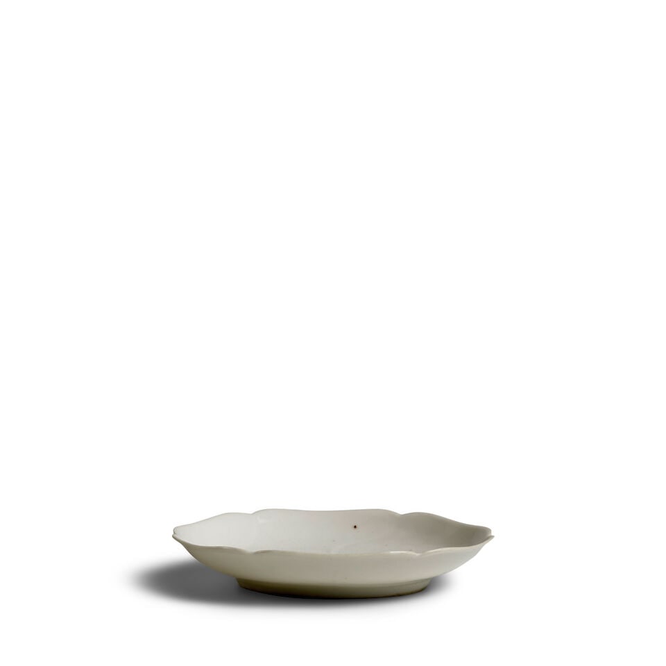 A WHITE-GLAZED ANHUA-DECORATED 'MALLOW' SAUCER 18th century - 3