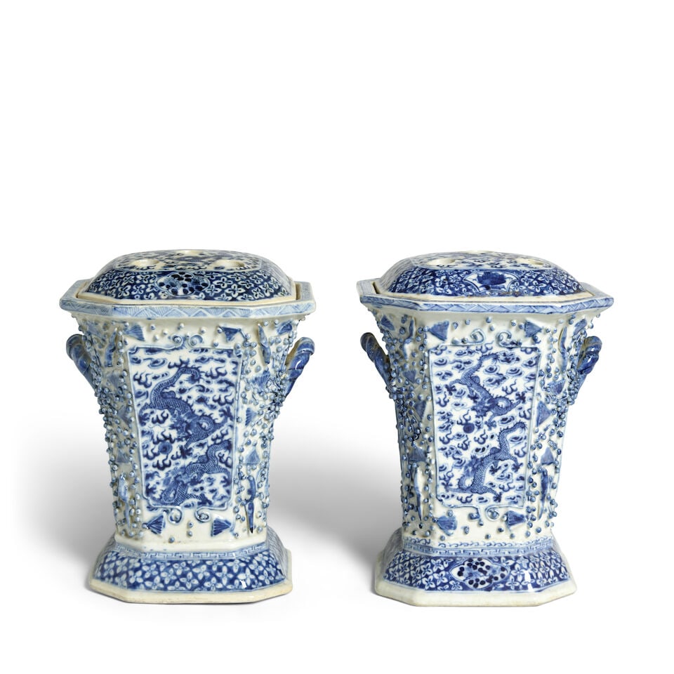 A PAIR OF BLUE AND WHITE 'DRAGONS ATTENDING TO THE FLAMING PEARL' CACHE-POTS AND COVERS Late Qi... - 3