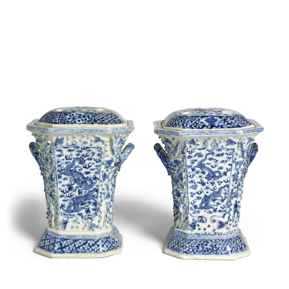 A PAIR OF BLUE AND WHITE 'DRAGONS ATTENDING TO THE FLAMING PEARL' CACHE-POTS AND COVERS Late Qi... - 4
