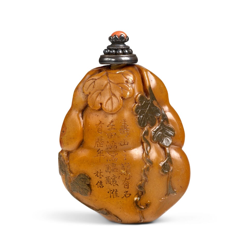 AN UNUSUAL INSCRIBED GREEN AND OCHRE SOAPSTONE GOURD-FORM SNUFF BOTTLE 1830-1900, four-charact... - 2