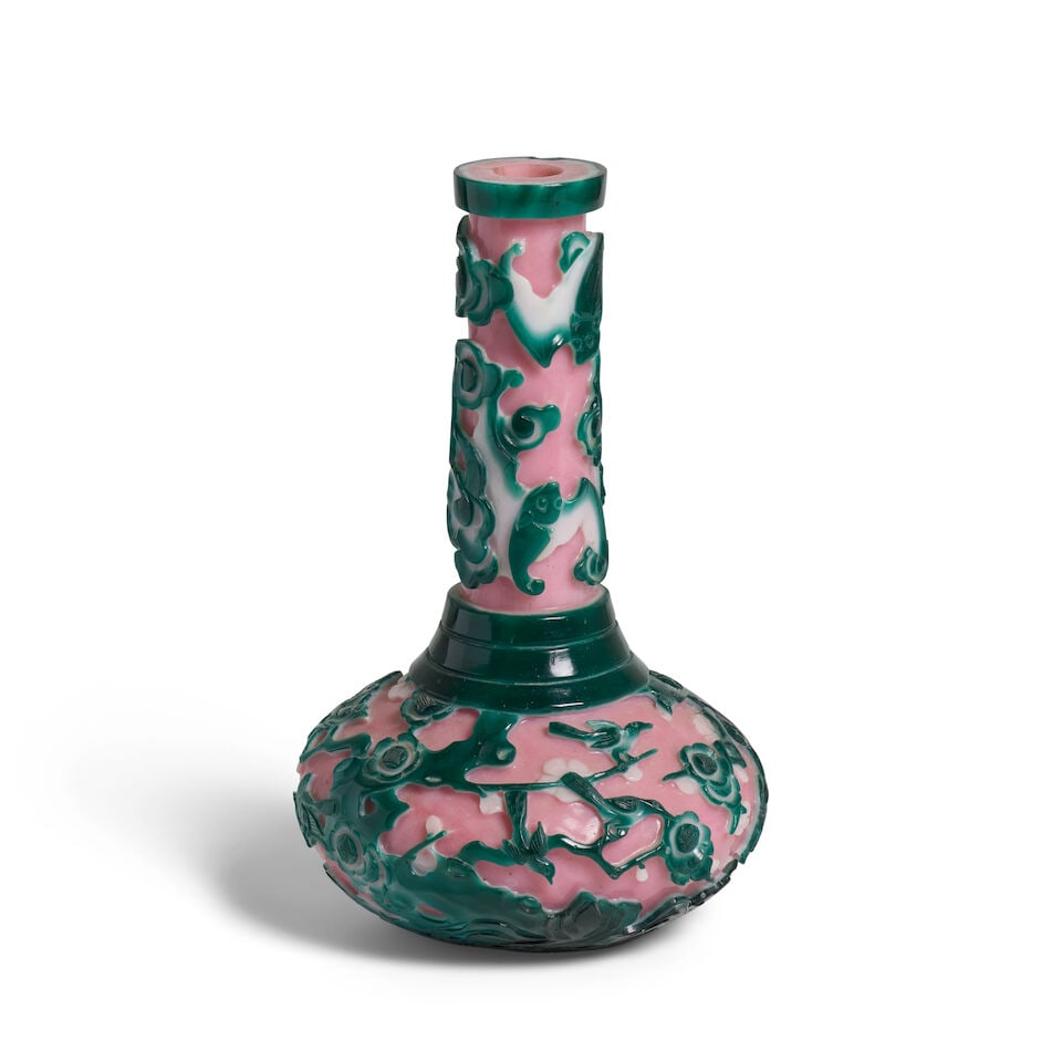 A GREEN AND WHITE OVERLAY GLASS PINK-GROUND 'BATS AND MAGPIES' BOTTLE VASE 19th century - 2