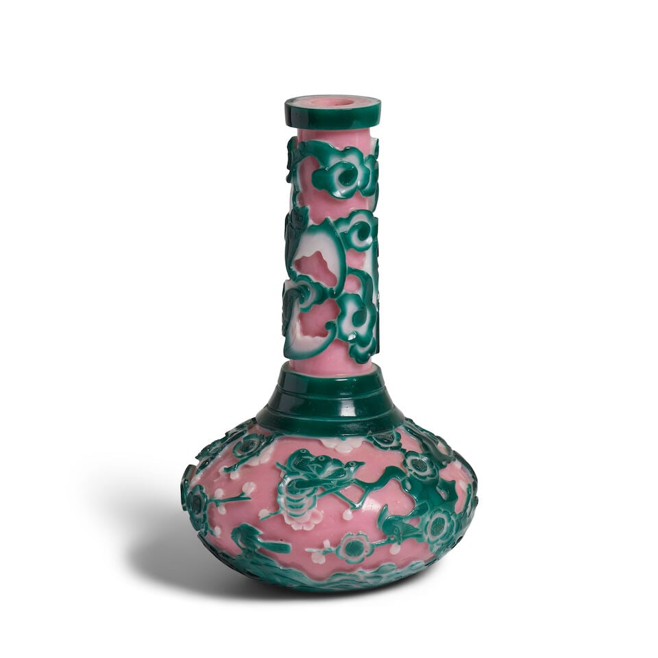A GREEN AND WHITE OVERLAY GLASS PINK-GROUND 'BATS AND MAGPIES' BOTTLE VASE 19th century - 3