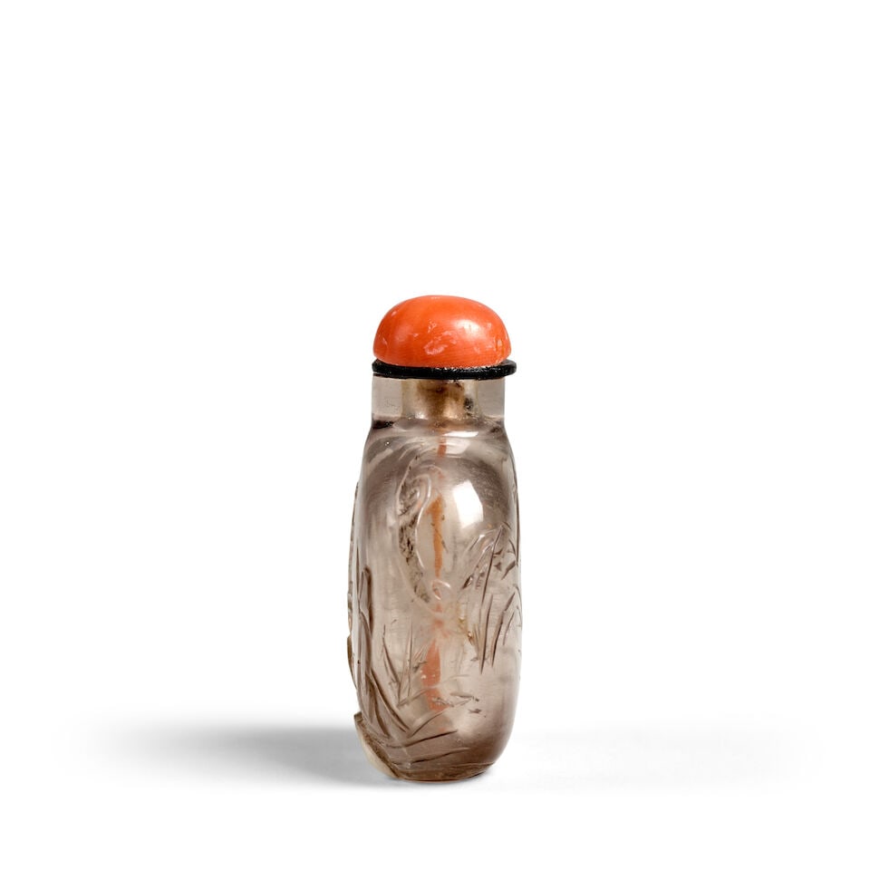 A SMALL, PALE SMOKY CRYSTAL 'GOATHERD AND TWO GOATS IN A WINTER LANDSCAPE' SNUFF BOTTLE 1820-1900 - 2