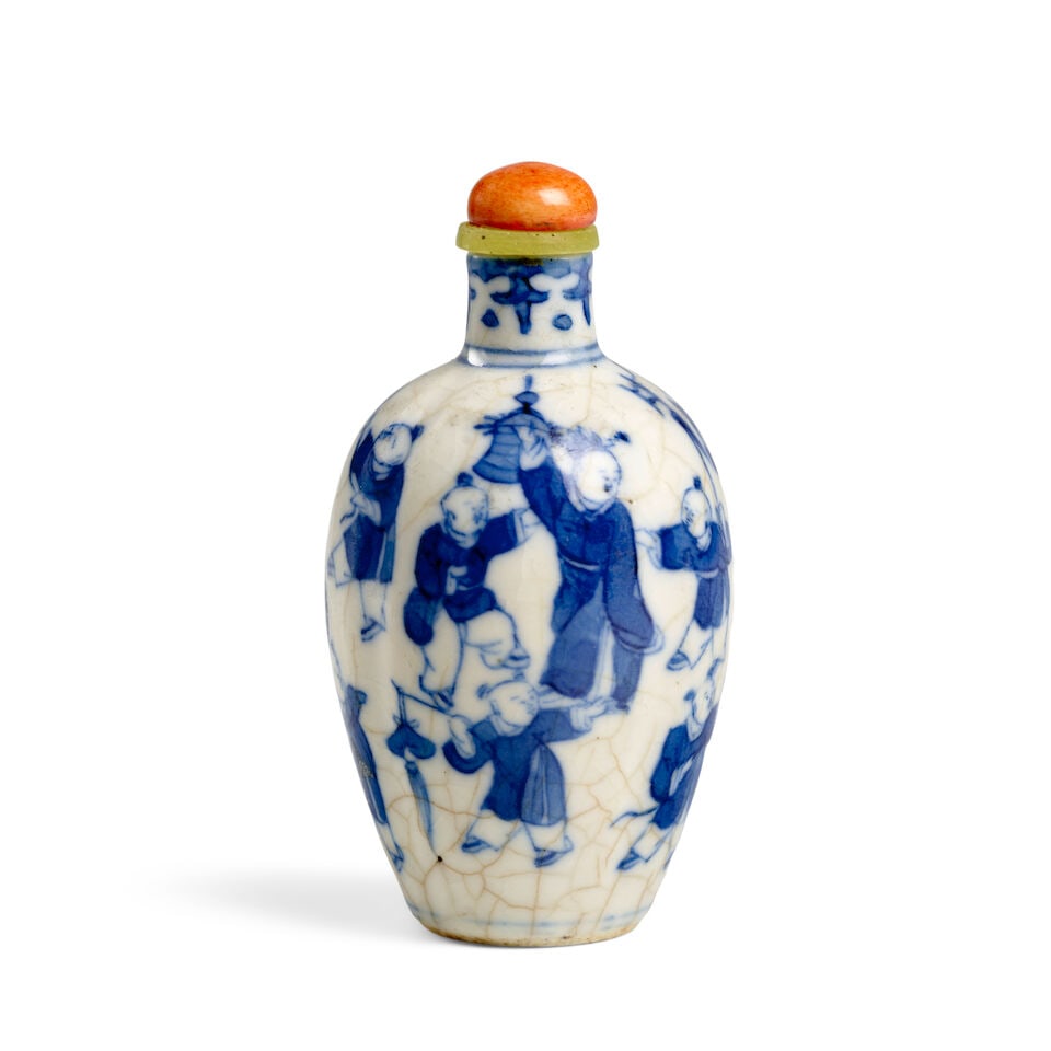 A QUADRILOBED BLUE AND WHITE SOFT-PASTE PORCELAIN 'FILIAL PIETY' SNUFF BOTTLE 1800-1920 - 2