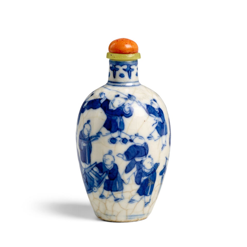 A QUADRILOBED BLUE AND WHITE SOFT-PASTE PORCELAIN 'FILIAL PIETY' SNUFF BOTTLE 1800-1920 - 3