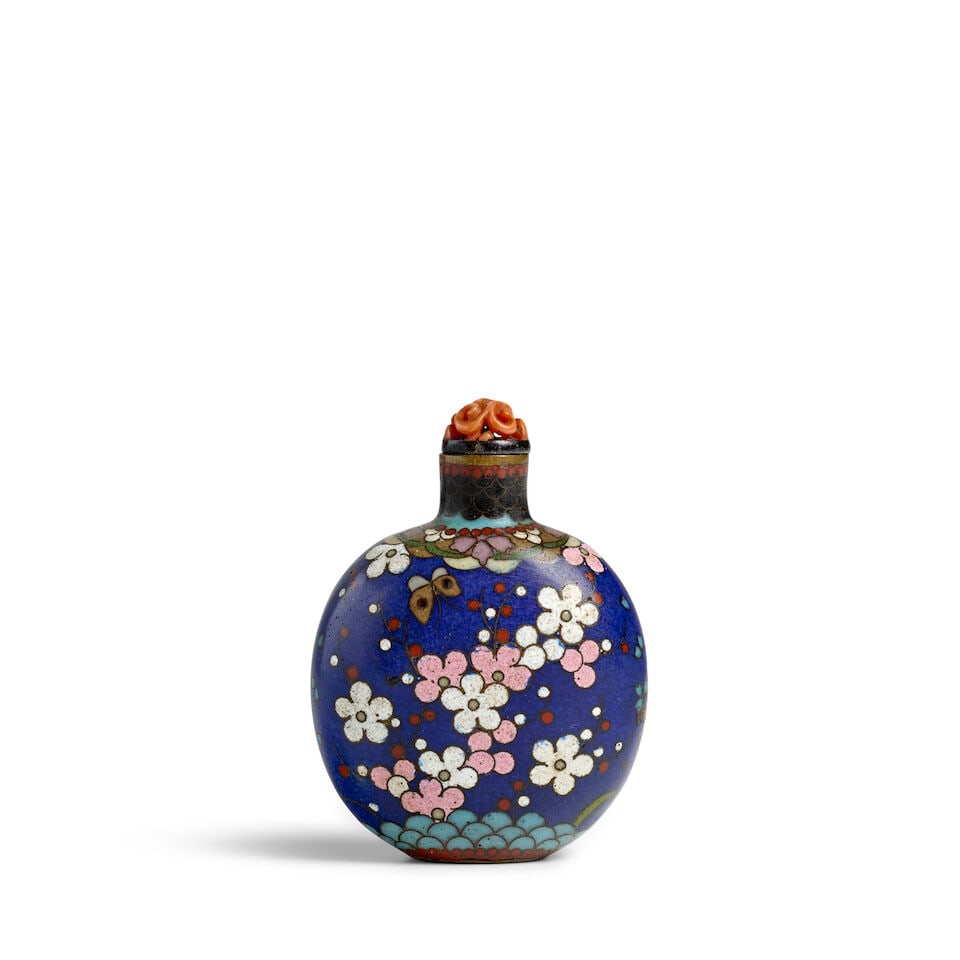 A CHINESE OR JAPANESE CLOISONNE ROUNDED SPADE-SHAPED 'BLOSSOM AND CHRYSANTHEMUM' SNUFF BOTTLE 1... - 2