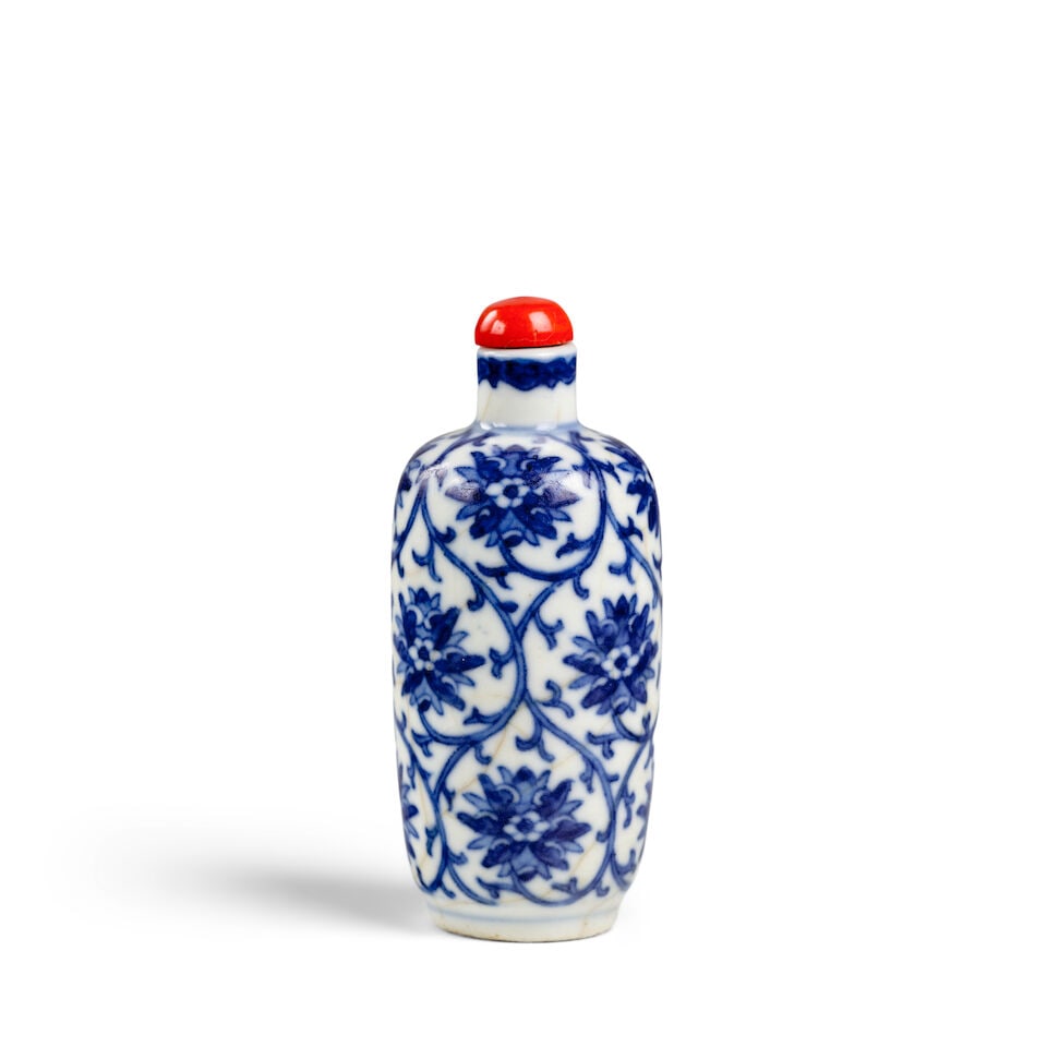 A SLENDER OVIFORM LIGHTLY-CRACKLED BLUE AND WHITE 'SCROLLING LOTUS' PORCELAIN SNUFF BOTTLE 1800-... (1 of 3)
