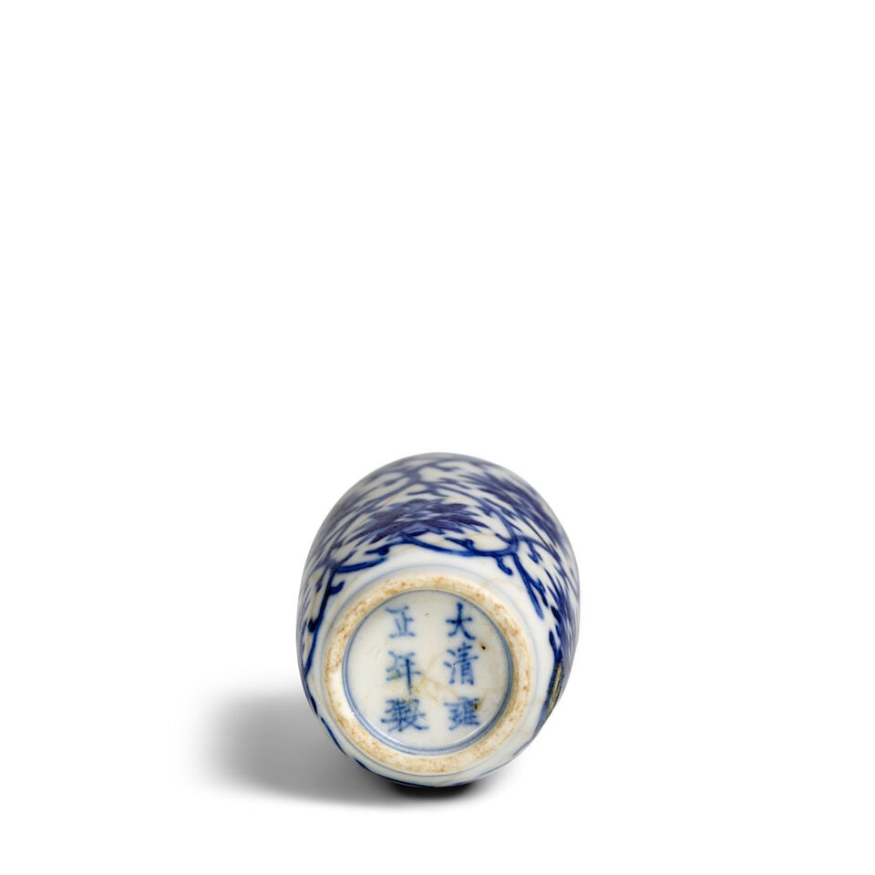 A SLENDER OVIFORM LIGHTLY-CRACKLED BLUE AND WHITE 'SCROLLING LOTUS' PORCELAIN SNUFF BOTTLE 1800-... - 2