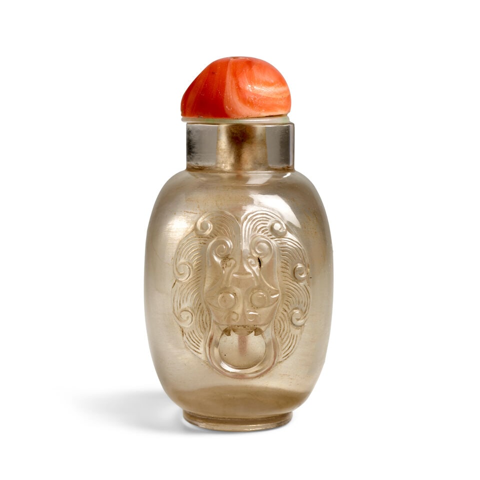 A PLAIN, ROUNDCED SQUARE PALE SMOKY CRYSTAL 'LARGE LION-MASK-HANDLED' SNUFF BOTTLE 1780-1880 - 3