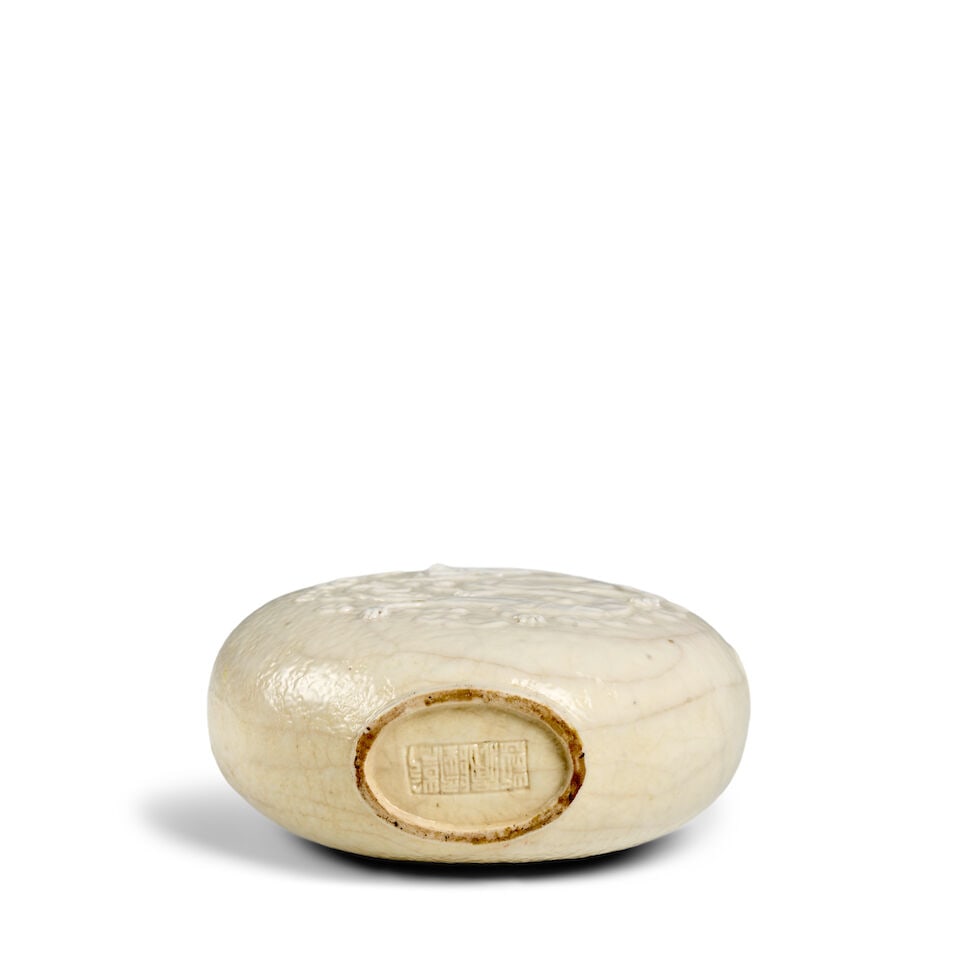 A RARE MOLDED WHITE AND CREAM-GLAZED SOFT-PASTE PORCELIAN 'COILING DRAGONS' SNUFF BOTTLE 1800-19... - 2