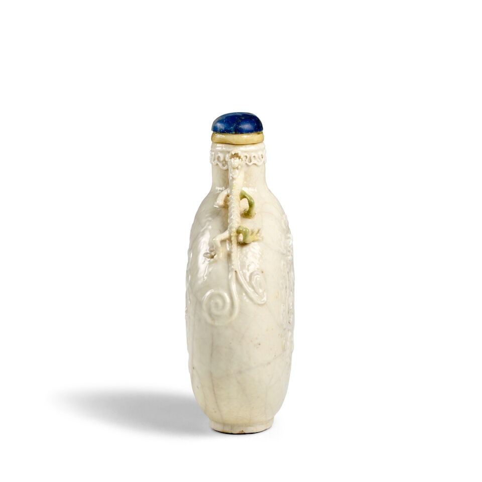 A RARE MOLDED WHITE AND CREAM-GLAZED SOFT-PASTE PORCELIAN 'COILING DRAGONS' SNUFF BOTTLE 1800-19... - 4