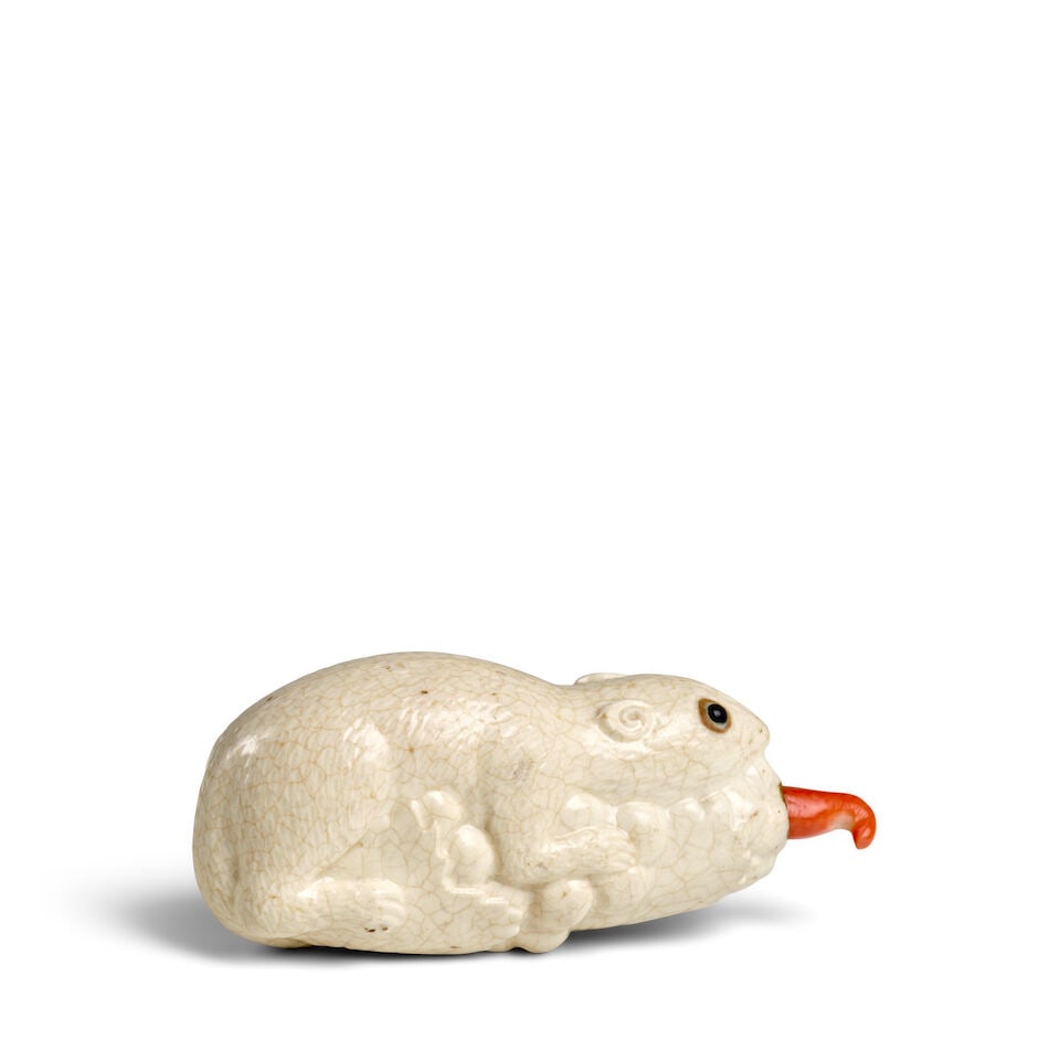 A CREAM-GLAZED SOFT-PASTE PORCELAIN 'SQUIRREL AND GRAPES' SNUFF BOTTLE 1830-1920 - 2