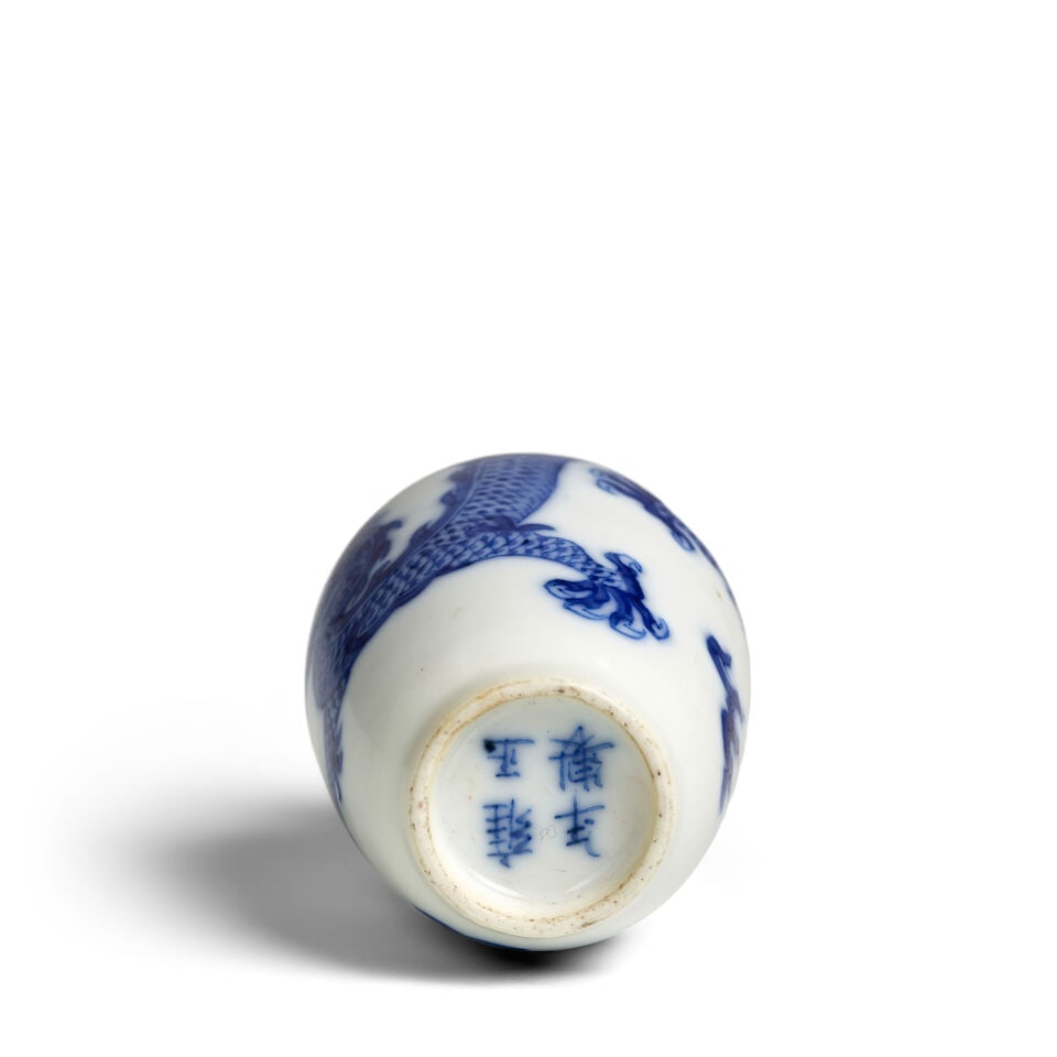 A BLUE AND WHITE 'FIVE-CLAWED DRAGON AND FLAMING PEARL' PORCELAIN SNUFF JAR AND COVER 1820-192... - 2