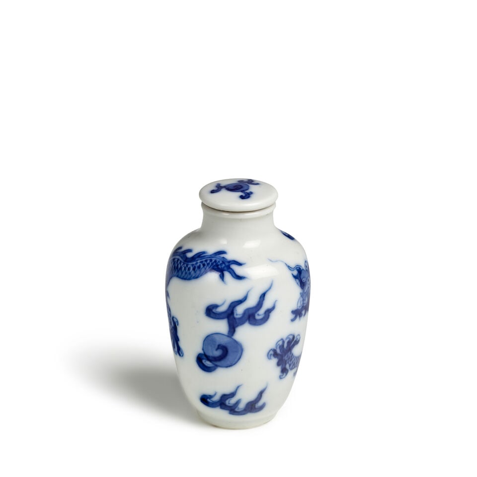 A BLUE AND WHITE 'FIVE-CLAWED DRAGON AND FLAMING PEARL' PORCELAIN SNUFF JAR AND COVER 1820-192... - 3