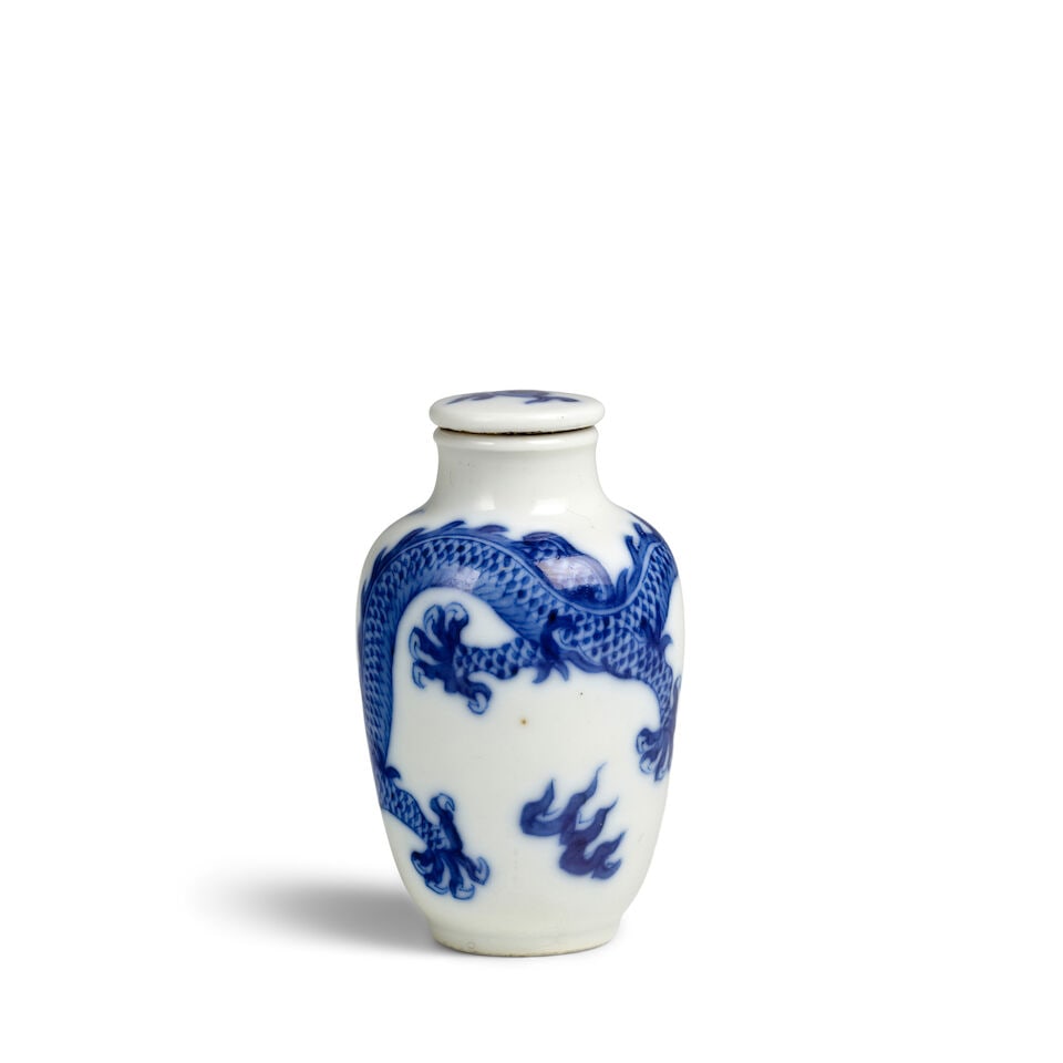 A BLUE AND WHITE 'FIVE-CLAWED DRAGON AND FLAMING PEARL' PORCELAIN SNUFF JAR AND COVER 1820-192... - 4