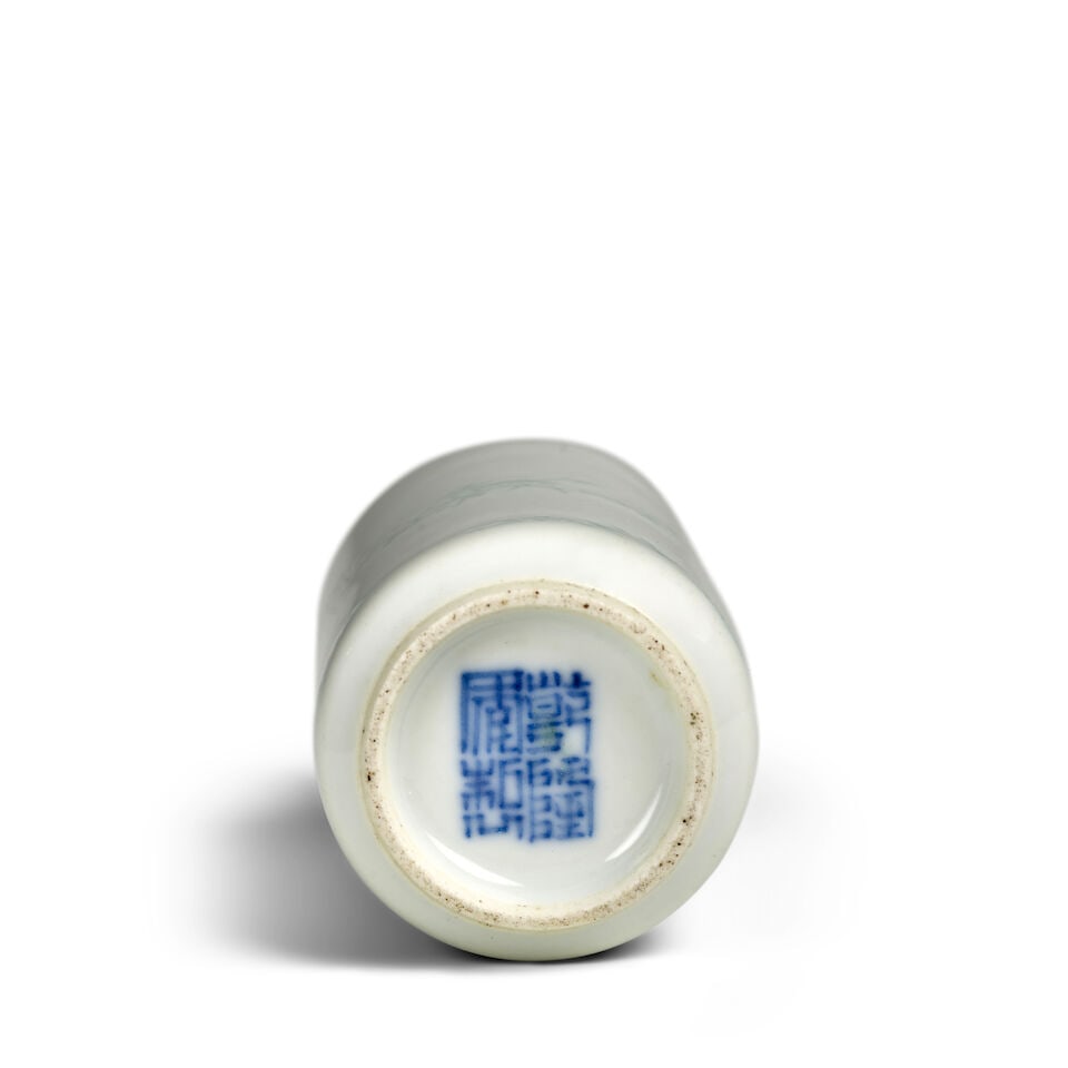 AN INCISED UNDERGLAZE-CELADON AND WHITE GLAZED CYLINDRICAL 'DEER HUNTING' SNUFF BOTTLE 1840-1920... - 2