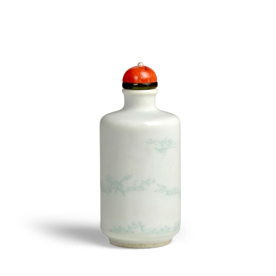 AN INCISED UNDERGLAZE-CELADON AND WHITE GLAZED CYLINDRICAL 'DEER HUNTING' SNUFF BOTTLE 1840-1920... - 3