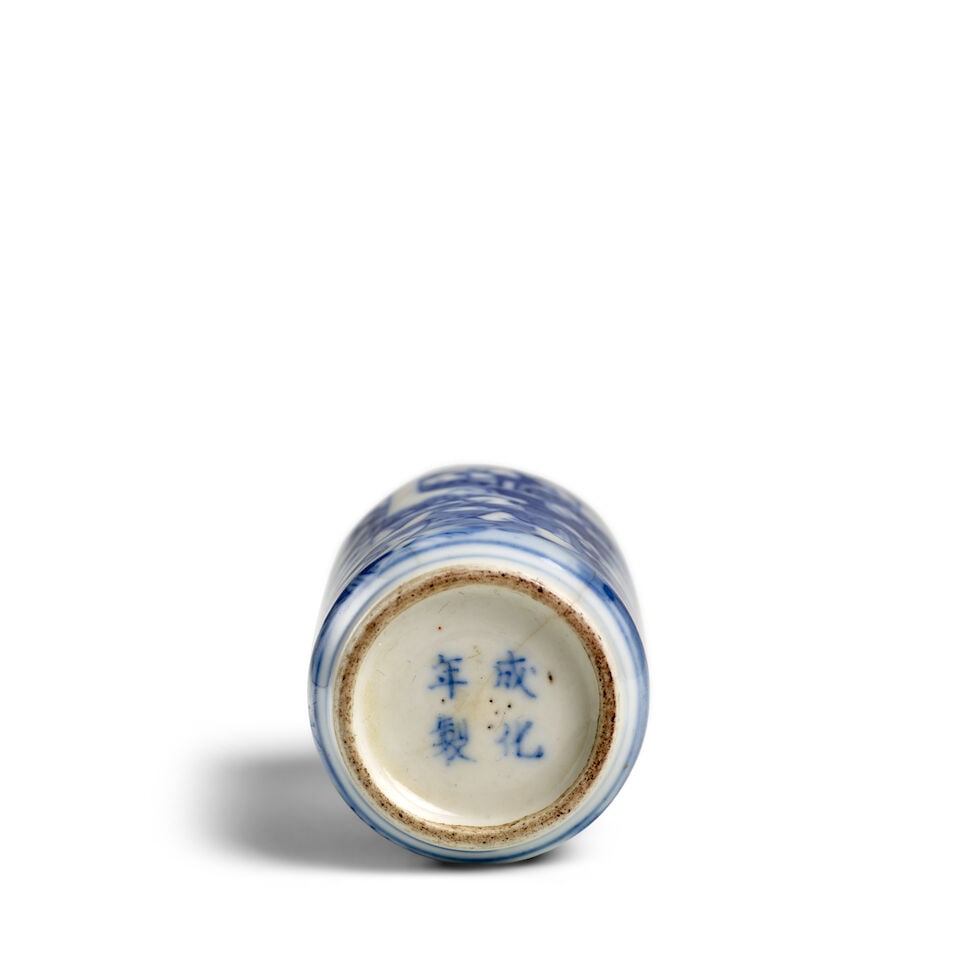 A CYLINDRICAL BLUE AND WHITE SOFT-PASTE PORCELAIN 'BOY RESCUED FROM FISH BOWL' SNUFF BOTTLE 1800... - 2