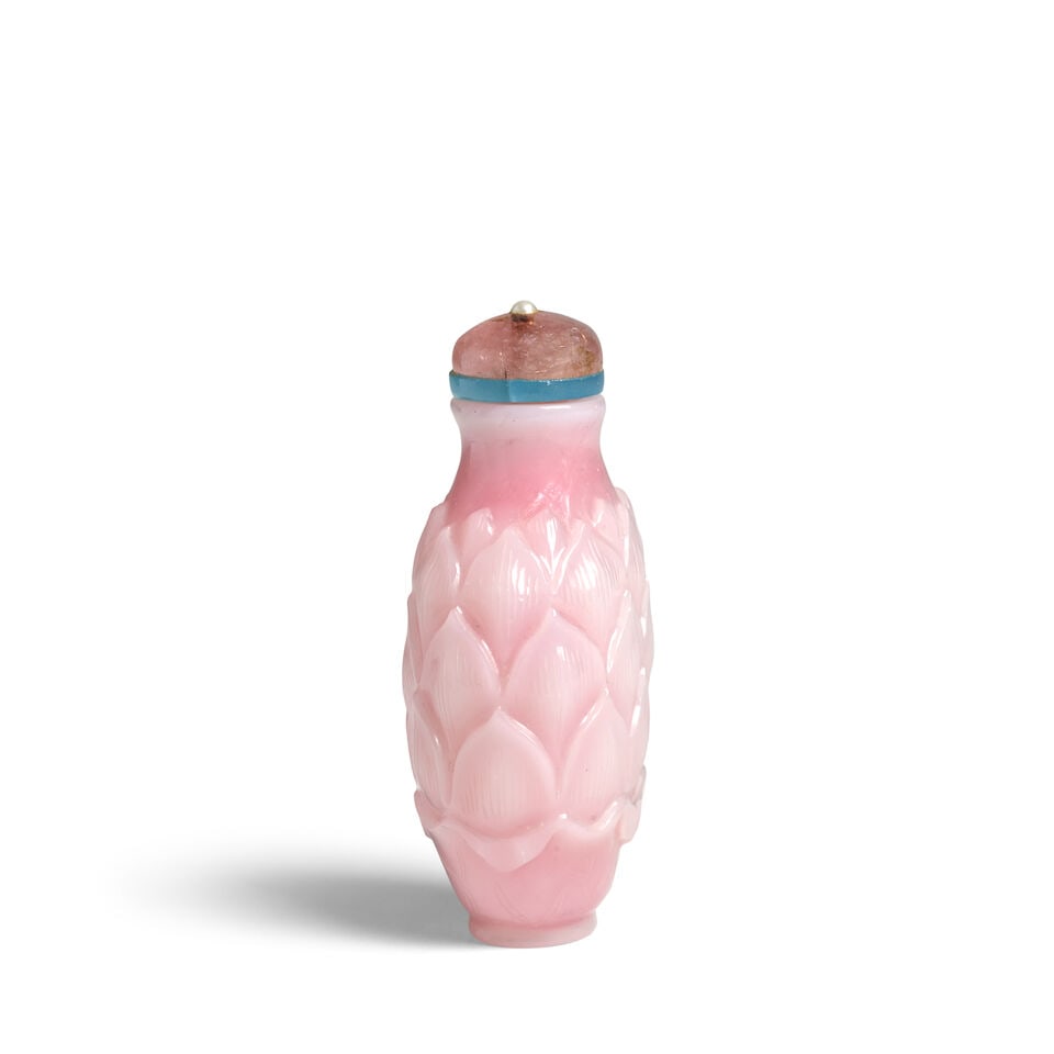 AN IMPERIAL OPAQUE PINK BLUSH AND WHITE GLASS OVERLAY 'LAYERED LOTUS PETAL' SNUFF BOTTLE 1740-1800 - 2