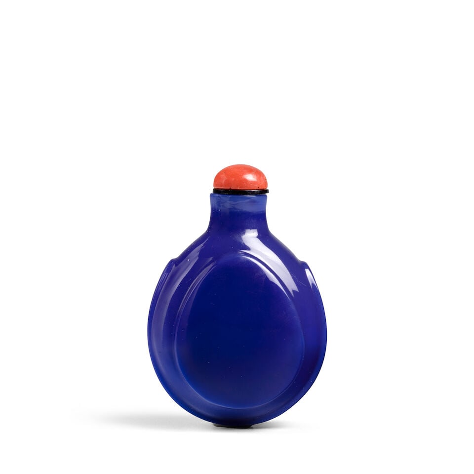 AN UNUSUAL MOLDED TEAR-DROP-SHAPED SWIRLING NAVY-BLUE GLASS CHANNEL-HANDLED SNUFF BOTTLE 1760-1830 (1 of 2)