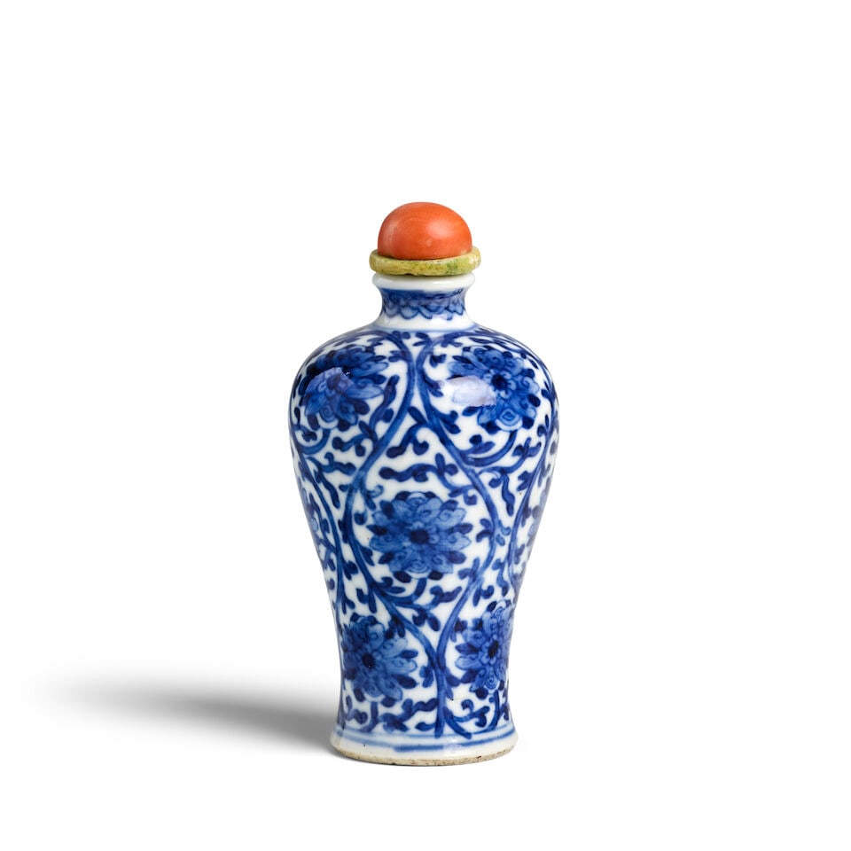A BLUE AND WHITE MEIPING-FORM 'SCROLLING LOTUS' PORCELAIN SNUFF BOTTLE 1780-1850 - 3