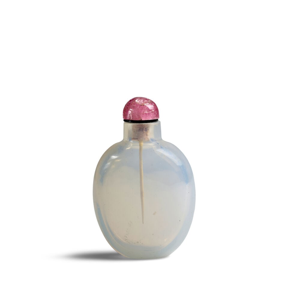 A SMALL, PLAIN, SPADE-SHAPED SEMI-TRANSPARENT OPALESCENT GLASS SNUFF BOTTLE 1800-1900 (1 of 2)