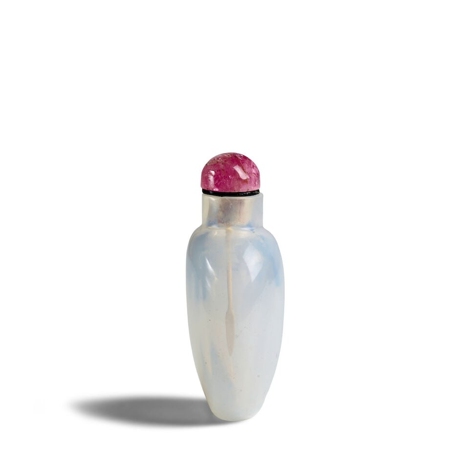 A SMALL, PLAIN, SPADE-SHAPED SEMI-TRANSPARENT OPALESCENT GLASS SNUFF BOTTLE 1800-1900 - 2
