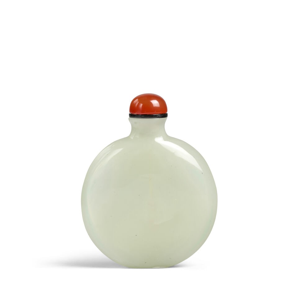 A FLATTENED ROUNDED IMITATION JADE OPALESCENT CELADON GLASS SNUFF BOTTLE 1760-1830: A FLATTENED ROUNDED IMITATION JADE OPALESCENT CELADON GLASS SNUFF BOTTLE 1760-1830 2 1/2in (6.3cm), high, stopper Footnotes: 1760-1830 仿玉白料鼻煙壺一&