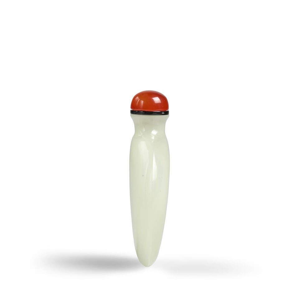 A FLATTENED ROUNDED IMITATION JADE OPALESCENT CELADON GLASS SNUFF BOTTLE 1760-1830 - 3