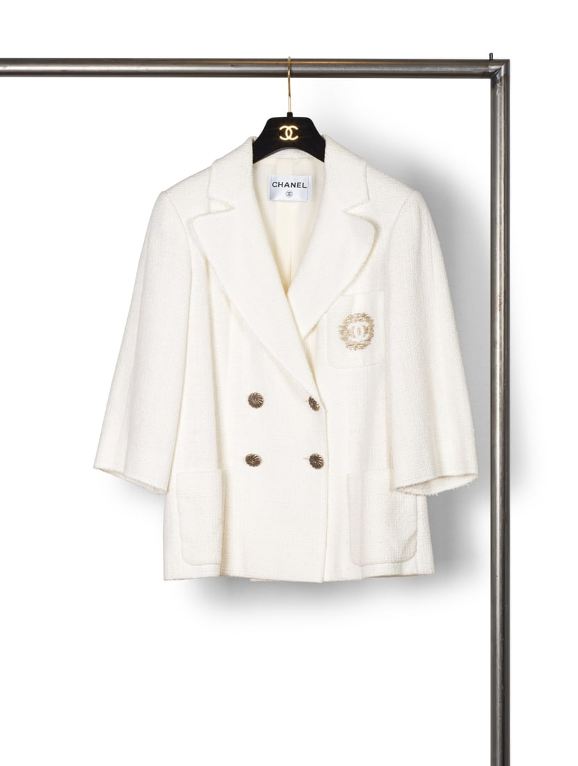 Chanel, collection Métiers d'Art, Pre-Fall 2012 Paris - Bombay. Veste en coton tissé b...: Chanel, collection Métiers d'Art, Pre-Fall 2012 Paris - Bombay. Veste en coton tissé blanc. Chanel, Métiers d'Art collection, Pre-Autumn 2012 Paris - Bombay. White woven cotton jacket.