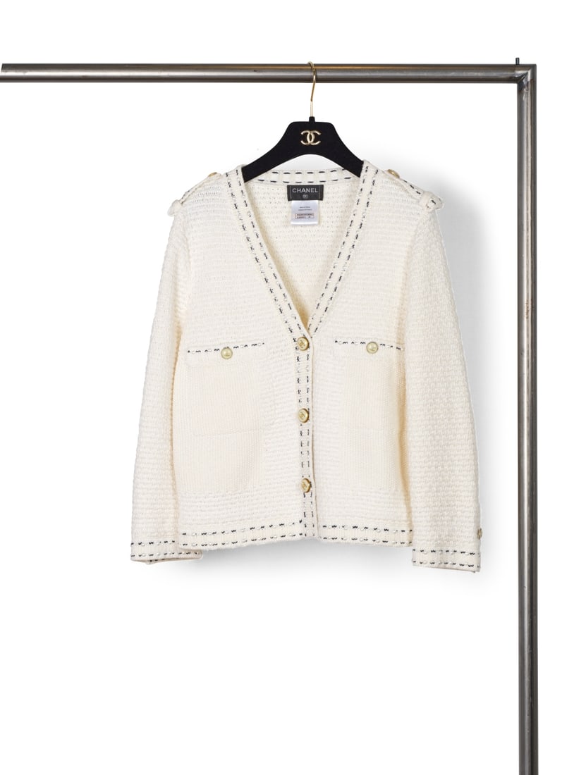 Chanel, collection Prêt-à-Porter, Printemps/Eté 2016. Gilet en cachemire et coton...: Chanel, collection Prêt-à-Porter, Printemps/Eté 2016. Gilet en cachemire et coton blanc gansé de cabochons façon perles d'imitations. Chanel, Ready-to-Wear collection, Spring/