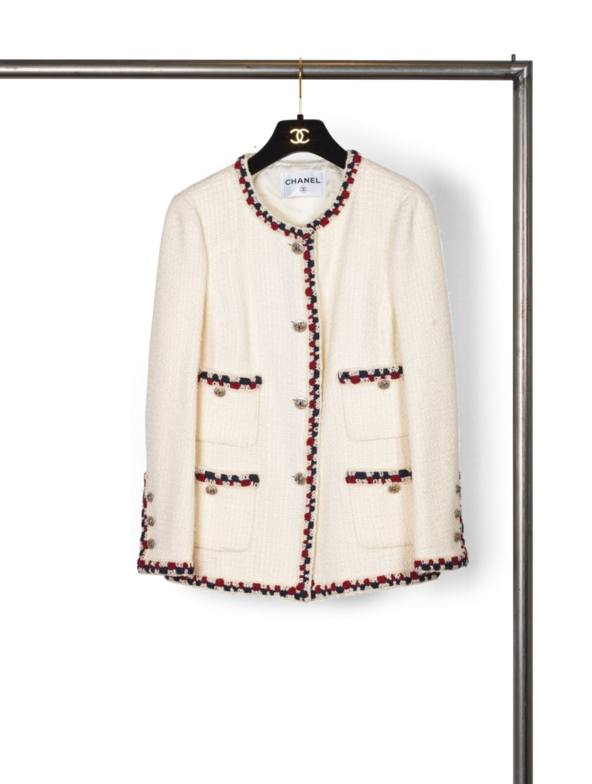 Chanel, collection Prêt-à-Porter, Printemps-Eté 2011. Veste en tweed effiloch...: Chanel, collection Prêt-à-Porter, Printemps-Eté 2011. Veste en tweed effiloché écru gansé d'une natte. Chanel, Ready-to-Wear collection, Spring-Summer 2011. Jacket in ecr