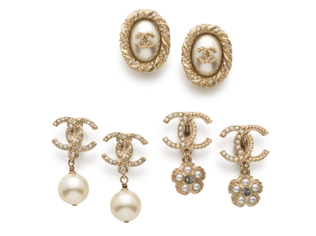 Chanel, collection Prêt à Porter Printemps/Eté 2013 et 2016. Trois paires de clip...: Chanel, collection Prêt à Porter Printemps/Eté 2013 et 2016. Trois paires de clips d'oreilles en métal champagne et perles d'imitation. Chanel, Spring/Summer 2013 and 2016 Ready-to