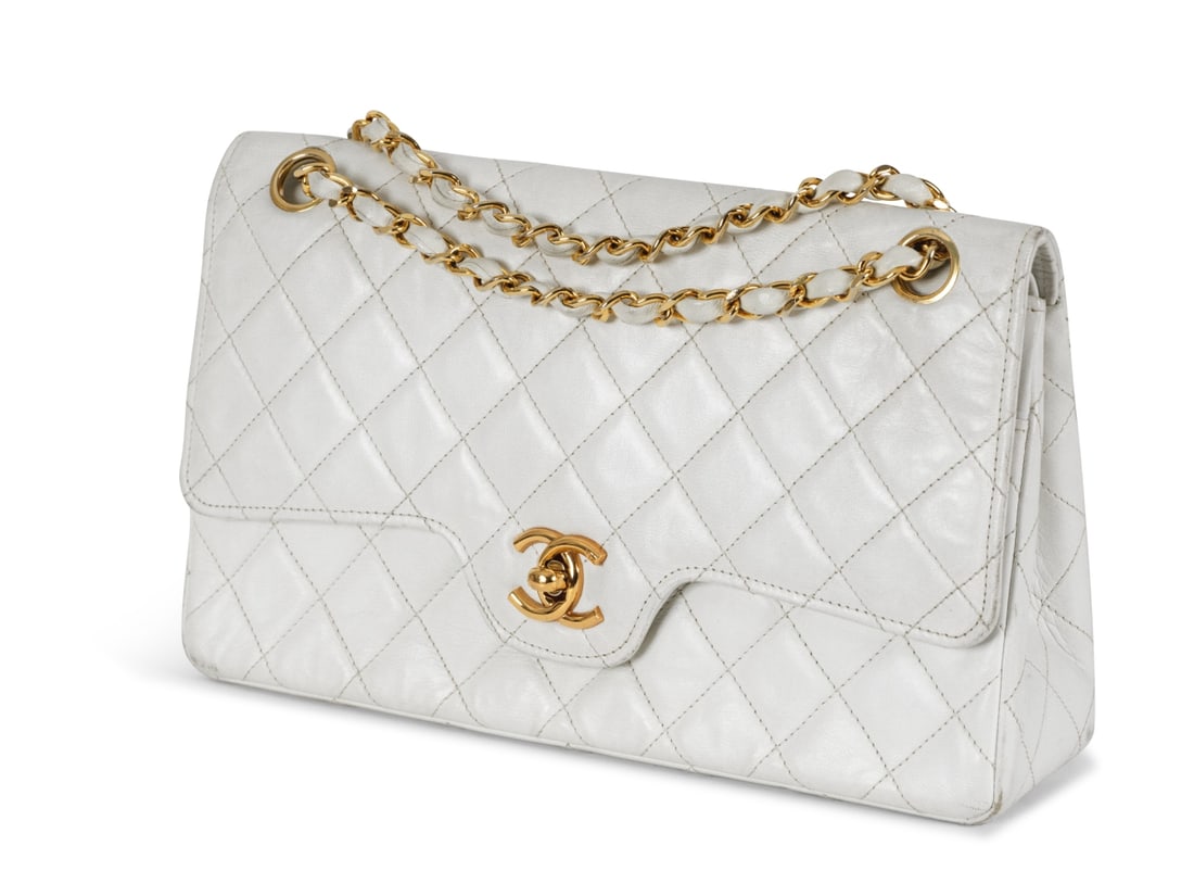 Chanel, années 1970. Sac Classique en cuir agneau matelassé blanc. Chanel, 1970s. Clas...: Chanel, années 1970. Sac Classique en cuir agneau matelassé blanc. Chanel, 1970s. Classic bag in white quilted lambskin leather. Condition grade: B -. 25 x 15,5 x 6,5 cm. Footnotes: Usures e